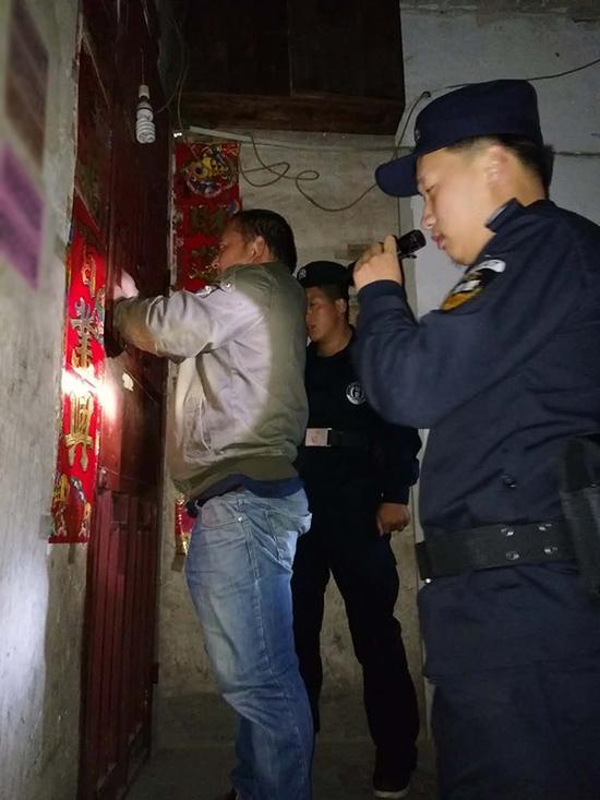 青岛粗心妈妈误将幼女锁家中 民警全城寻开锁师傅开门