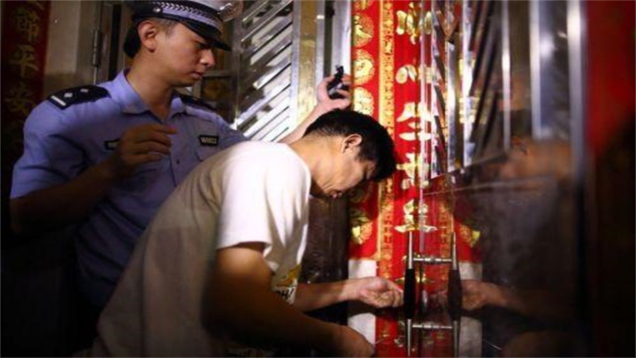 青岛请开锁师傅开了锁后，师傅为什么一般都不进门，就算主人请也不进去？